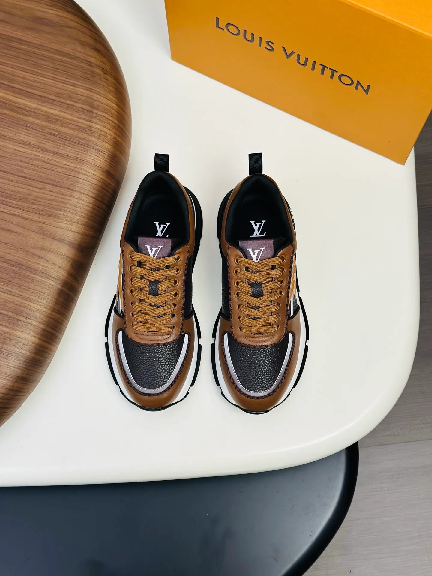 [L Family] Top P: 840💰 Size: 39-44 (38.45 can be customized) Lujia new color matching men's 🧍‍♂️trainer sneakers, this LV Trainer sneaker is made of soft grained calfskin, showing pure colors, the brand was born in 1854, the designer's handwritten brand logo is embellished on one side, virgil Designed by abloh himself, it is a very commemorative sneaker, the new LV Louis Vuitton trainer sneaker low casual sports culture versatile basketball shoes